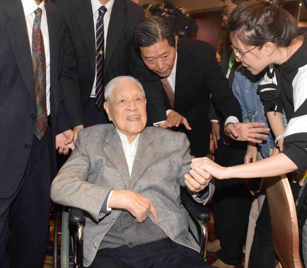 李登輝元総統、１年３カ月ぶり公の場　車椅子で募金パーティーに - 産経ニュース