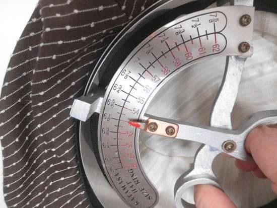 ゆるい帽子をぴったりサイズに。超簡単100均グッズで帽子のサイズの調整のやり方解説。