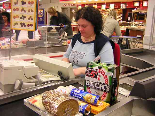 最低賃金ならサービスも最低にするべき!? コンビニでの「いらっしゃいませ」に賛否の嵐