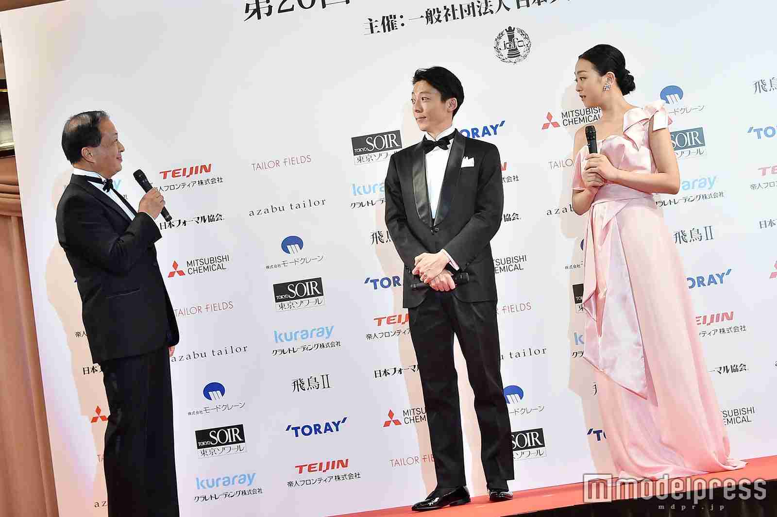 浅田真央、胸元&背中大胆ドレスで登場 高橋一生が感動「おきれい」【ベストフォーマリスト授賞式】