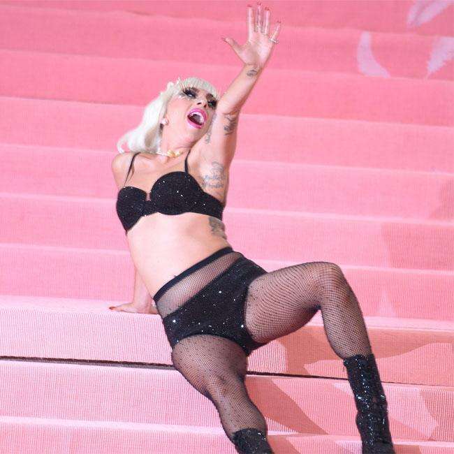 レディー・ガガ、ステージから落下　駆け上がってきたファンと戯れながら床へ