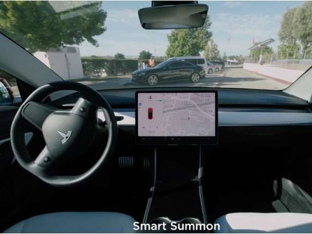 テスラ、無人のクルマを呼び出す自動運転機能「Smart Summon」--利用は自己責任で - CNET Japan