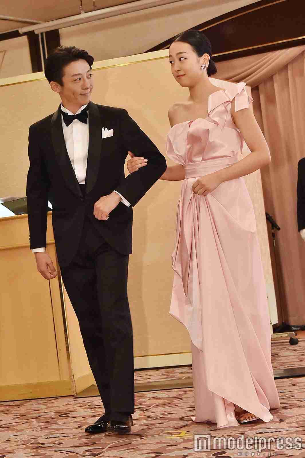 浅田真央、胸元&背中大胆ドレスで登場 高橋一生が感動「おきれい」【ベストフォーマリスト授賞式】