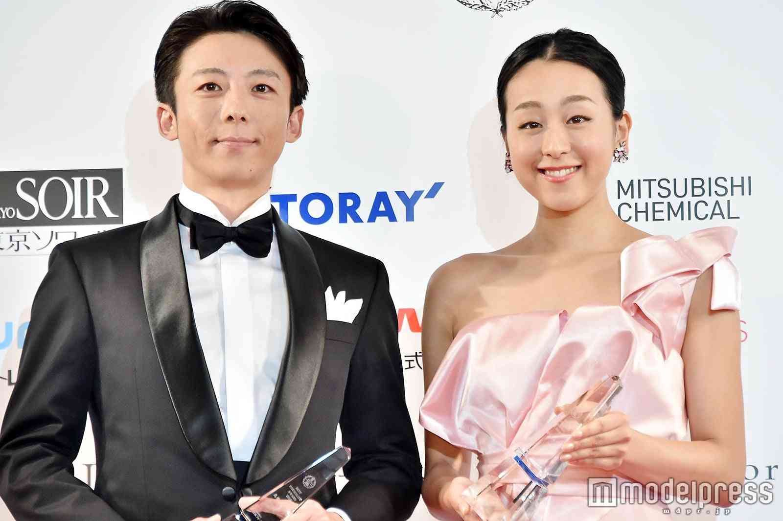 浅田真央、胸元＆背中大胆ドレスで登場　高橋一生が感動「おきれい」【ベストフォーマリスト授賞式】