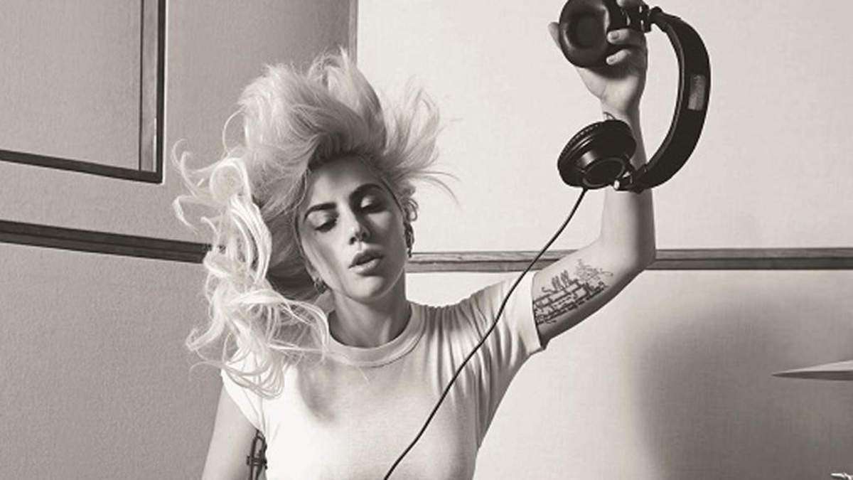 レディー・ガガ、ファンに抱き上げられステージから転落 | BARKS