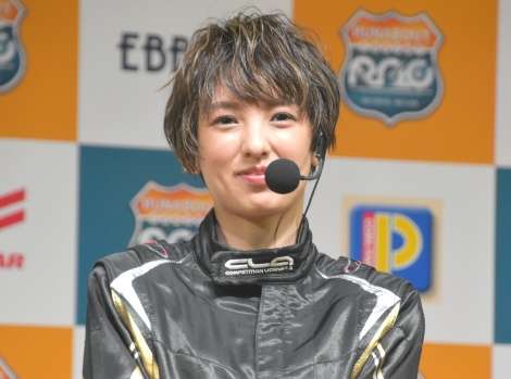 南明奈、レーシングスーツで“車愛”「運転が大好き！」 | ORICON NEWS