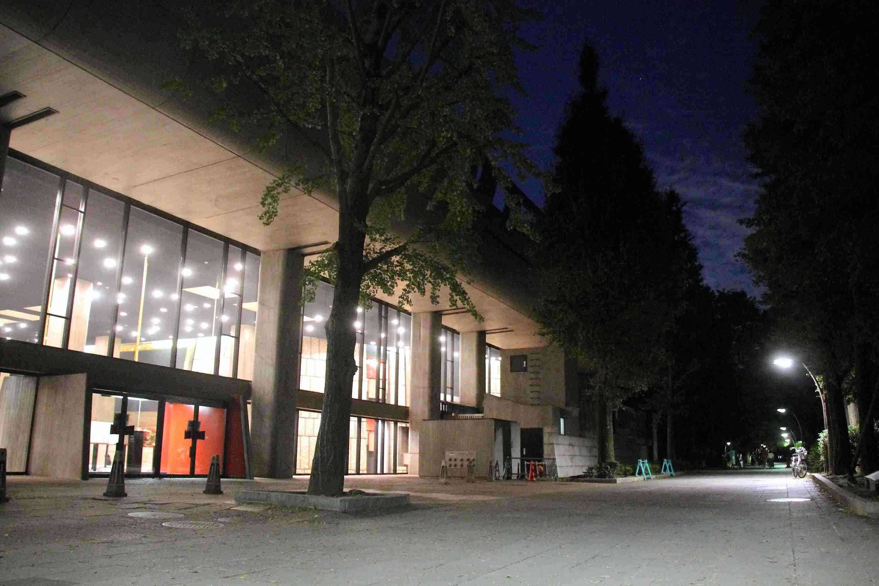 「お前らは人間じゃないと言われてるようだった」男性は避難場所のすぐ外で台風の夜を過ごした