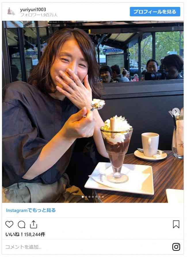 石田ゆり子、照れた笑顔がかわいい! パフェを食べる姿にファン「悶えます」