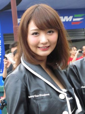 おのののか、1年ぶりグラビア撮影中 “美脚”を組む姿に「かわいすぎ」の声
