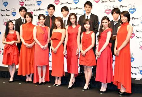 内山理名&桐谷美玲ら、赤ドレスで“美共演” 『スウィートパワー』がファン感謝イベント