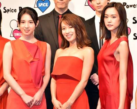 内山理名&桐谷美玲ら、赤ドレスで“美共演” 『スウィートパワー』がファン感謝イベント