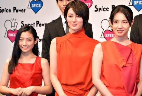 内山理名&桐谷美玲ら、赤ドレスで“美共演” 『スウィートパワー』がファン感謝イベント