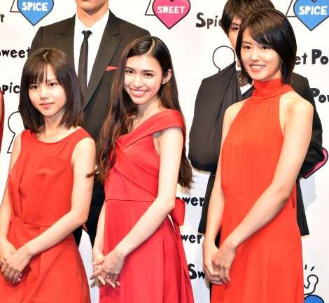 内山理名&桐谷美玲ら、赤ドレスで“美共演” 『スウィートパワー』がファン感謝イベント
