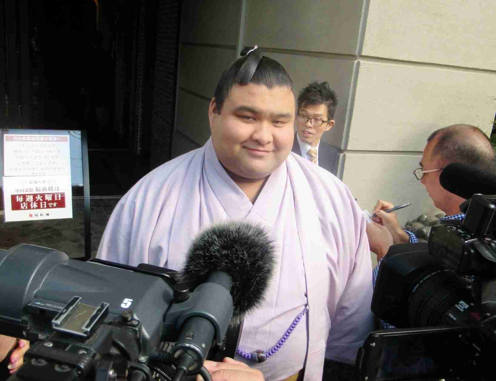 婚約発表の高安に力士仲間が質問攻め　白鵬もびっくり「きれいな方」（デイリースポーツ） - Yahoo!ニュース