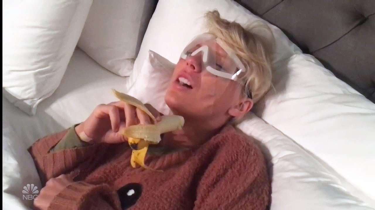 Watch Taylor Swift FREAK OUT Over a Banana After Lasik Eye Surgery! - YouTube