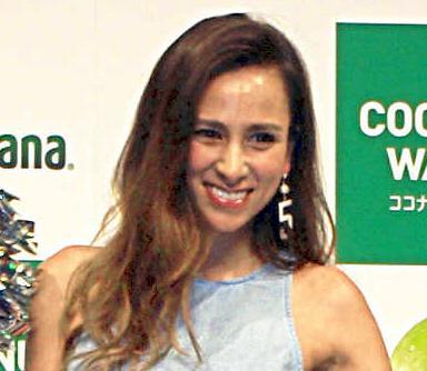 MALIA. 子育て17年でついに抱っこ紐デビュー　長男の頃は「見た目大事で…」