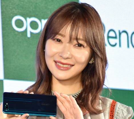 指原莉乃、ジャンヌ・ダルク風衣装でCM撮影「グループでやってきたことを意識しました」 | ORICON NEWS
