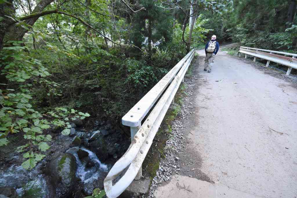 山梨・女児不明現場に大きな被害　川が氾濫、林道も通れず