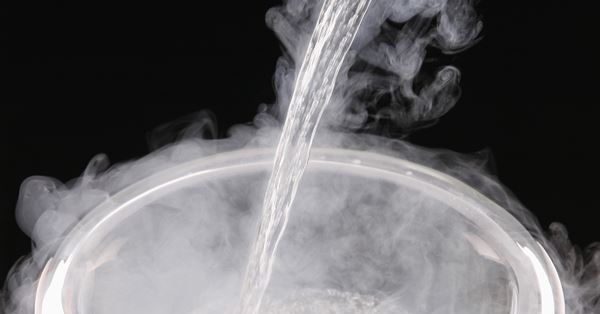液体窒素を水に注がれ…胆のう摘出に至った女性ホテルを訴える | 女性自身