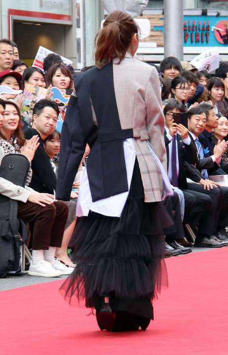 松岡茉優、渋谷のど真ん中でファッションショー「渋谷、サイコー！」