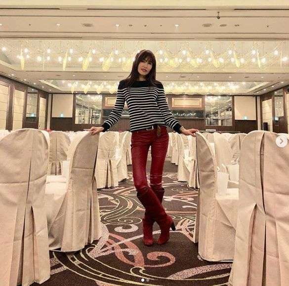 工藤静香、穴あきダメージデニムの全身ショットが反響「足長すぎ」「どんだけスタイルいいの」