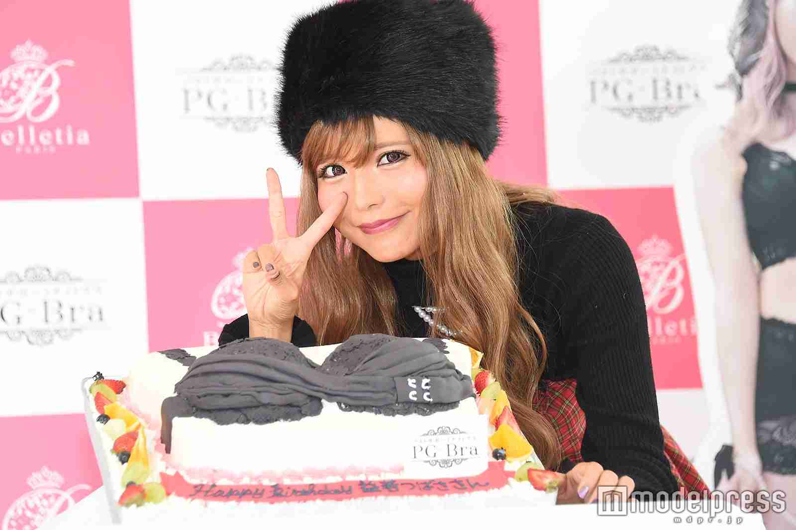 益若つばさ、ギャルメイク完全再現で渋谷降臨　“おっぱいケーキ”に興味津々