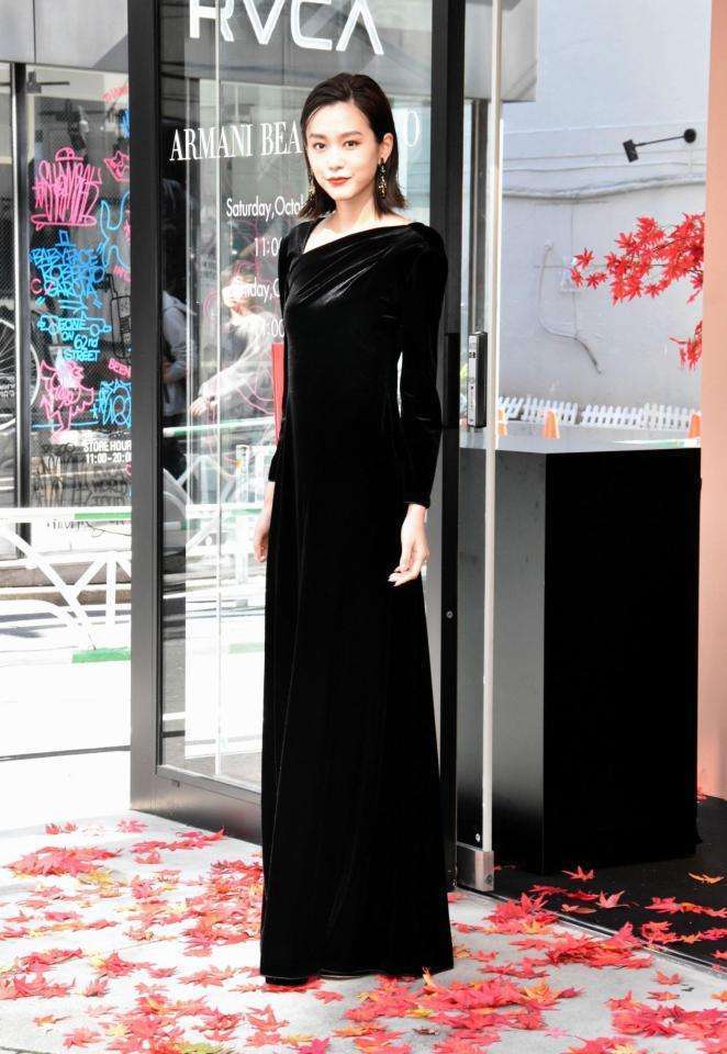 桐谷美玲 背中ざっくり黒ドレスで登場「いろんなことをインプットしていきたい」