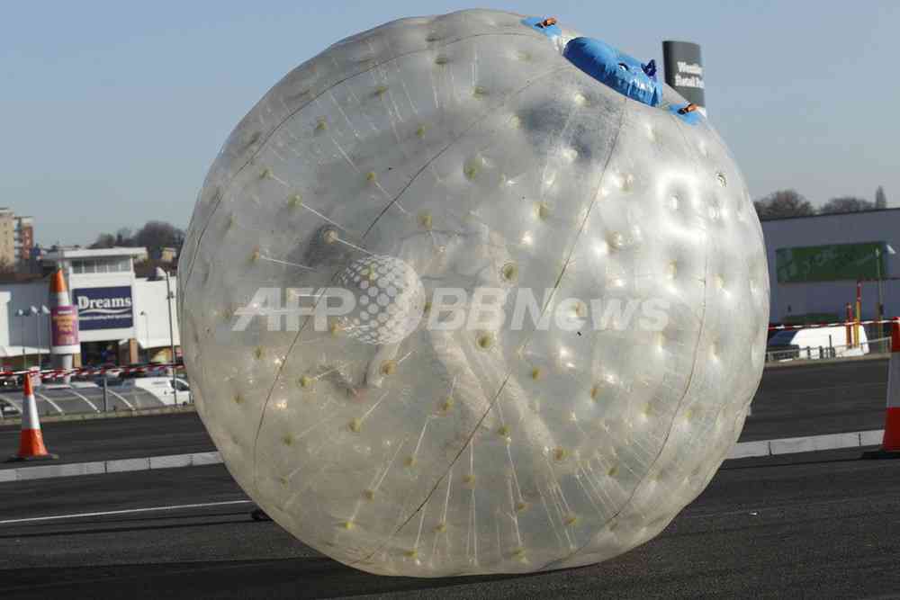 巨大ボールアトラクション「ゾービング」で死亡事故、山の斜面を1キロ転落　写真1枚　国際ニュース：AFPBB News