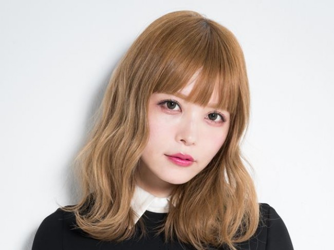 益若つばさが34歳の誕生日! 幼少期の“キメてる写真”を公開