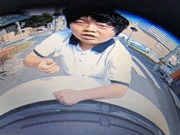 カメラが捉えた衝撃映像　突然男が車のフロントガラスをたたき割る　被害者の女性が語った恐怖の瞬間