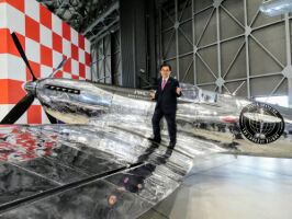 愛知の大村が調子に乗り過ぎと話題に。英国から飛来したスピットファイアを足蹴。反日芸術祭で胴上げ ｜ 保守速報