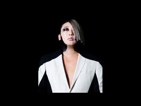 ダルタニアン（パリコレNo.1モデル）①トップモデルも羨む神スタイルをランウェイで披露！【ロバート秋山のクリエイターズ・ファイル#50】 - YouTube