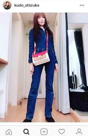 工藤静香、穴あきダメージデニムの全身ショットが反響「足長すぎ」「どんだけスタイルいいの」