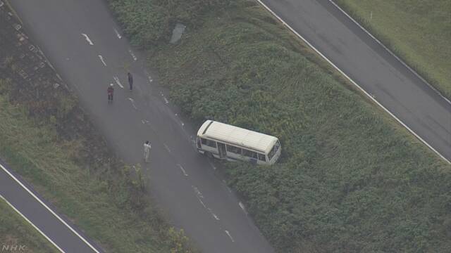小学校の児童18人を乗せたマイクロバス 土手から転落 7人けが 福岡 うきは