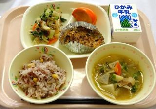 子供が給食を食べる時の席について