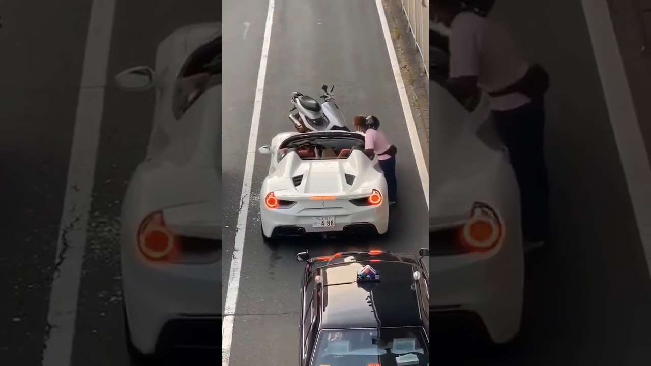 あおり運転 フェラーリvs原付 関西 - YouTube