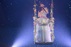 柏木由紀 1年2カ月ぶりソロコンサートで見せた「オトナのアイドル像」 ミニスカなど7変化