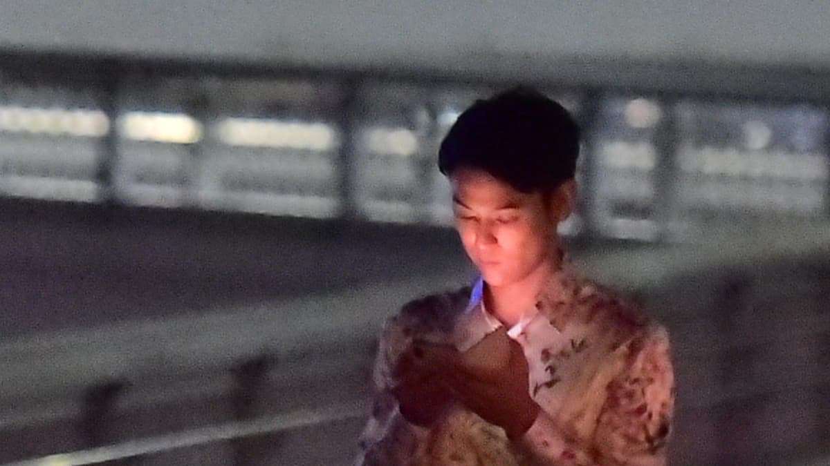 妻マイコは第一子出産間近　妻夫木聡が派手パンツで向かうロケ現場 | FRIDAYデジタル