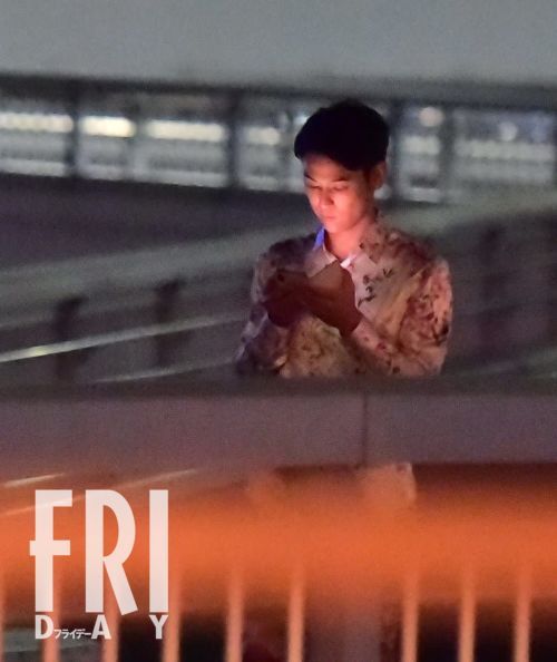 妻マイコは第一子出産間近　妻夫木聡が派手パンツで向かうロケ現場