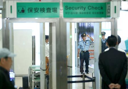 機内に折りたたみナイフを持ち込んだ可能性、40～50代くらいの男性