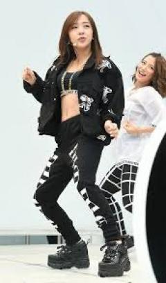 板野友美、へそ出し衣装で美くびれ披露「スタイル抜群」「腹筋綺麗」と称賛の声