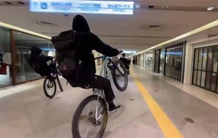 自転車で集団暴走した団体のTwitterや顔画像を特定【動画付き】ネット上の反応まとめ | ENDIA