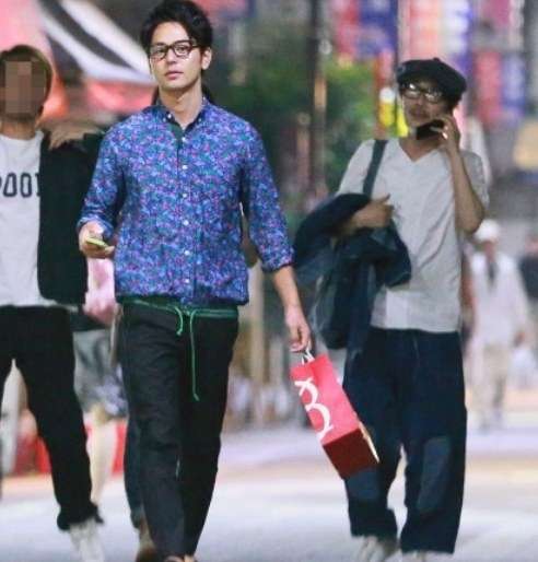 妻マイコは第一子出産間近　妻夫木聡が派手パンツで向かうロケ現場