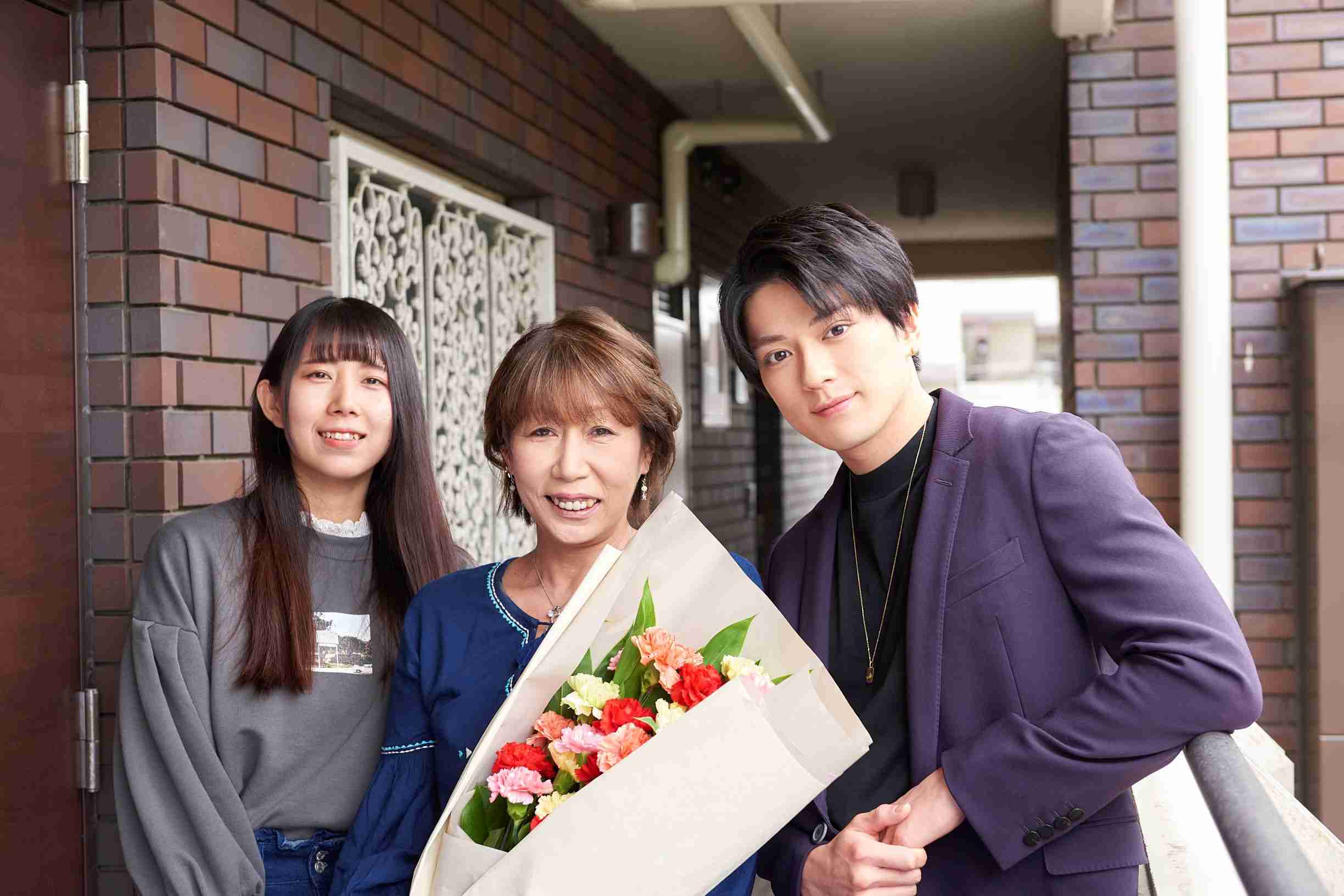 日本最大の花店ネットワーク　花キューピット　「母の日特別お届けキャンペーン」 事後レポート俳優：新田真剣佑が“お母さん”にお花を直接お届け｜花キューピット株式会社のプレスリリース