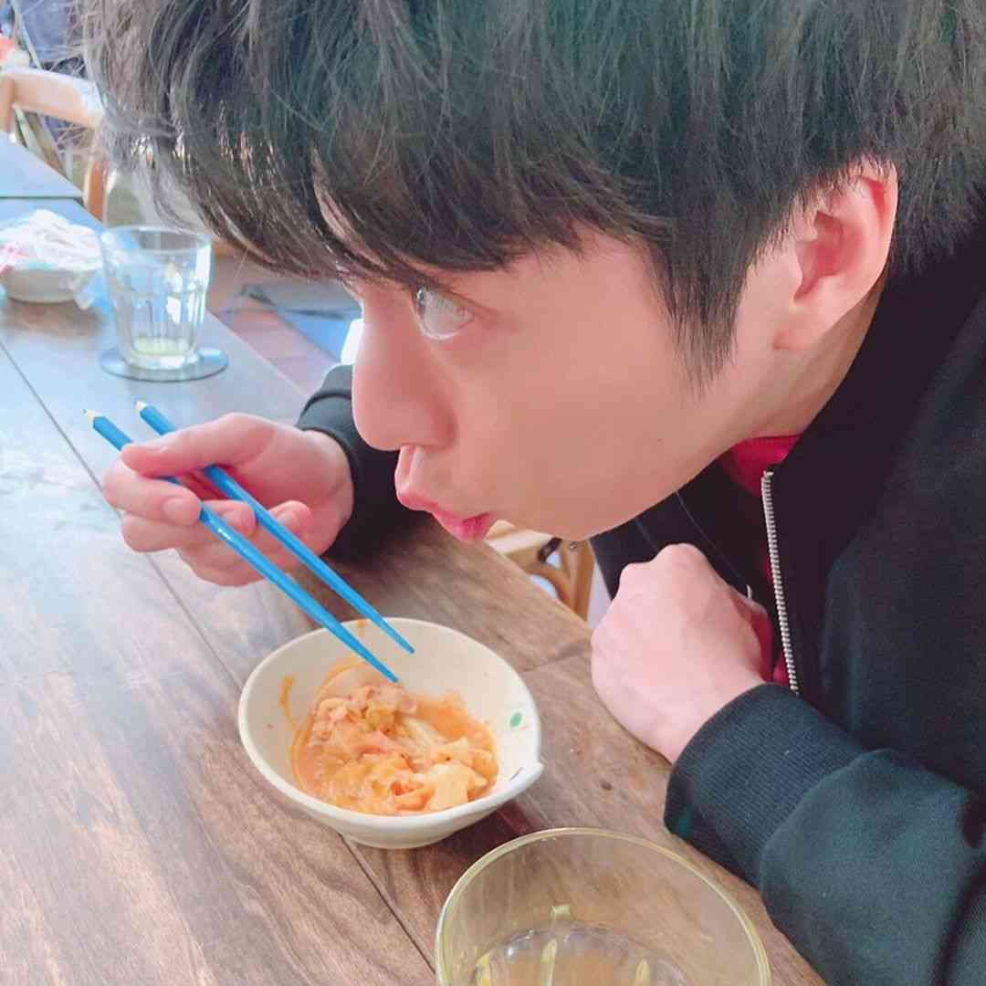 武蔵の部屋【公式】 on Instagram: “四宮くんの誕生日鍋パにお呼ばれなう? #だが今非常にモヤモヤしています #第一にキムチ鍋と春田くんのコンボ? #最強に可愛すぎる #第二に副操縦士の成瀬 #なんでヤツはあの時春田とキスしてたんだろうか #第三に整備士の四宮✏️…”
