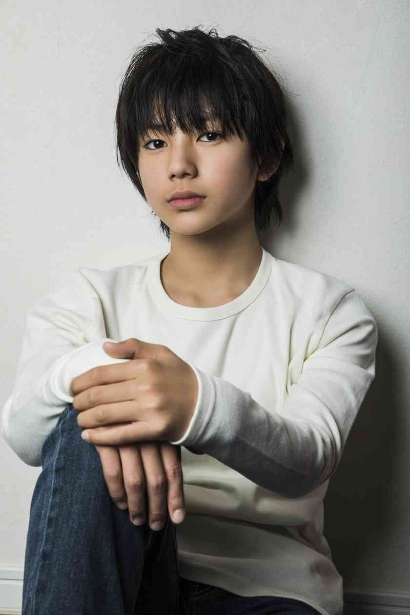 荒木飛羽、イケメン俳優の子供時代を演じるも「モテないですよ」