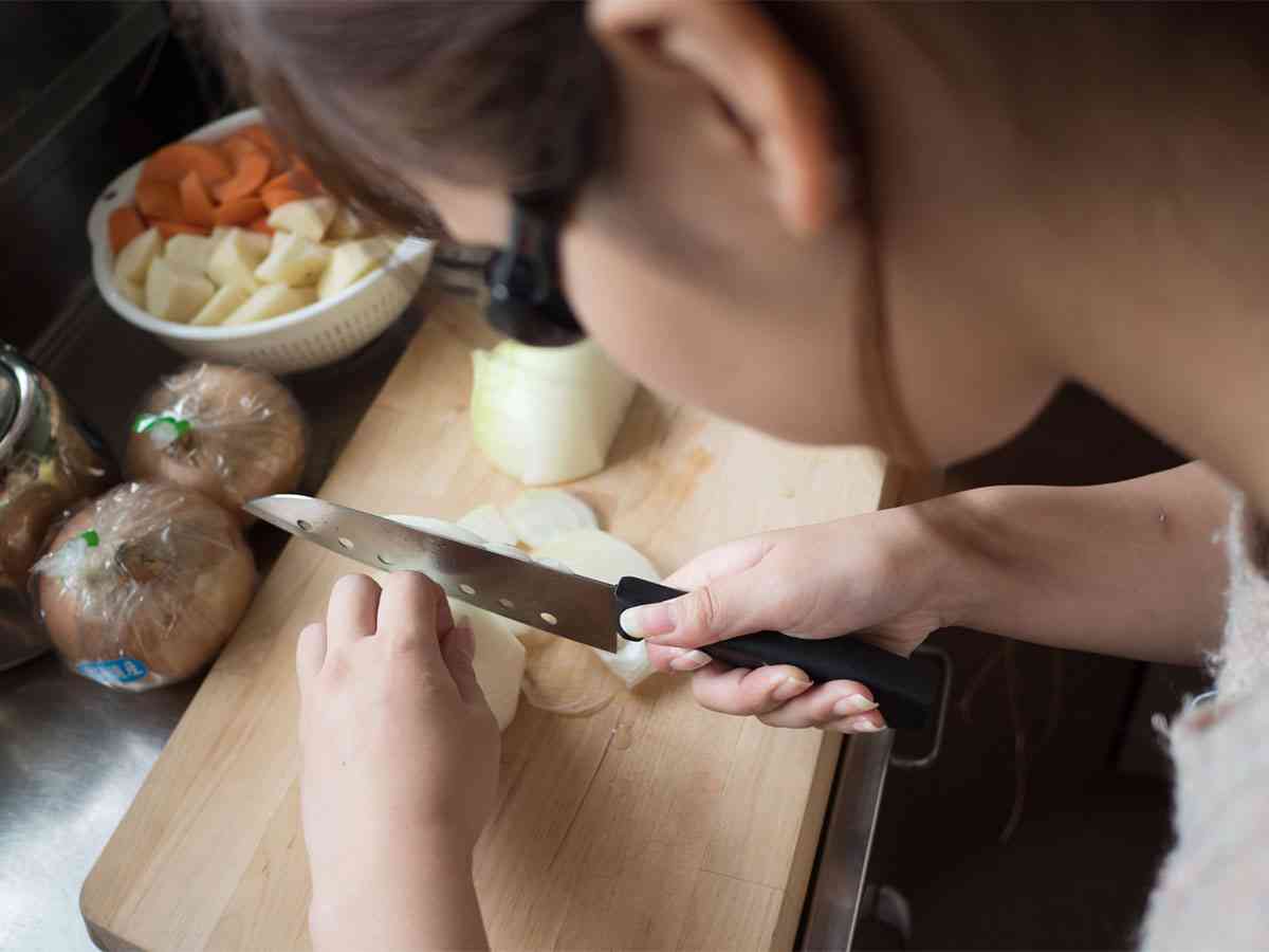 「天才かよ」「笑った」　玉ねぎが目に染みる…　編み出した『方法』に、吹き出す  –  grape [グレイプ]
