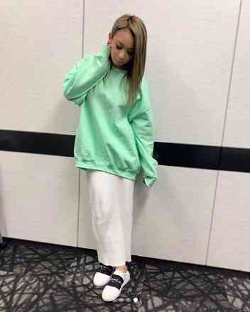 倖田來未、“こだわり”ネイル＆パステルカラーコーデに絶賛の声「可愛い」「手がめっちゃ綺麗」
