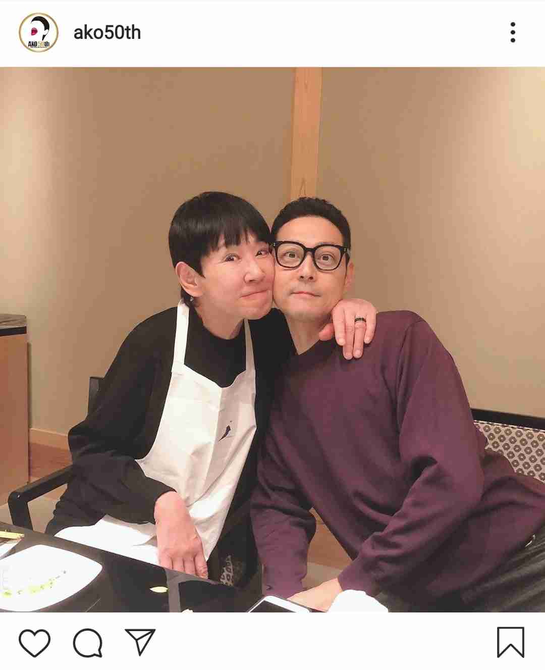 「固まってますね」「クビ極まってません？」和田アキ子＆東野幸治の密着2ショットが話題 - 耳マン