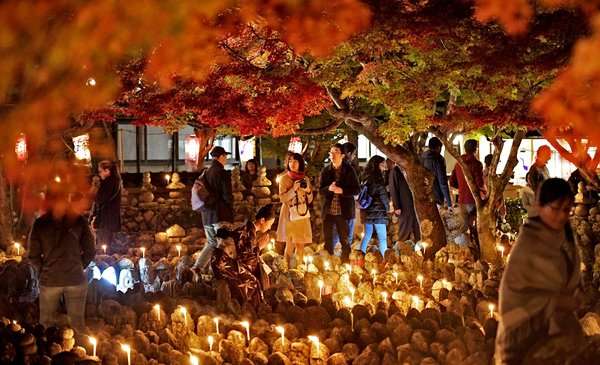 千の秋風になって…化野念仏寺で「千灯供養」　開創１２００年記念、紅葉照らす｜観光｜地域のニュース｜京都新聞
